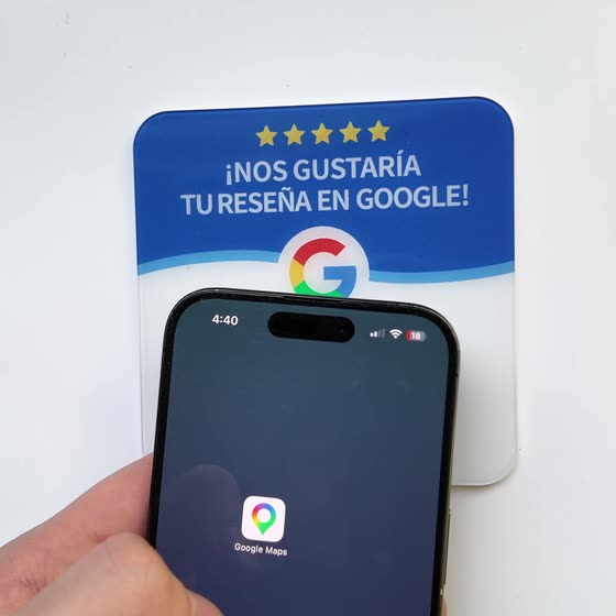 Cliente acercando su teléfono a la placa para dejar una reseña en Google