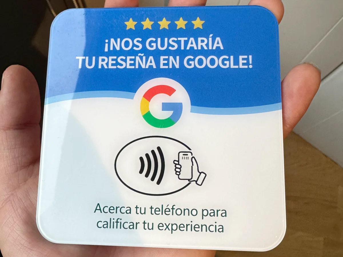 La placa Puntúa real, sostenida en la mano